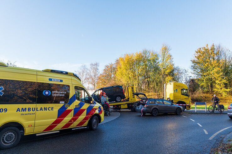 Invalidenbusje rijdt rechtdoor op rotonde in Zwolle-Zuid, geen gewonden - Foto: Peter Denekamp