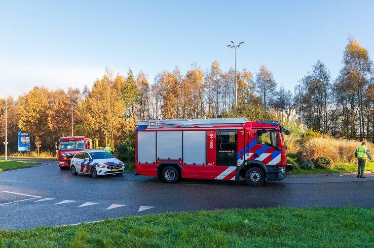 Invalidenbusje rijdt rechtdoor op rotonde in Zwolle-Zuid, geen gewonden - Foto: Peter Denekamp