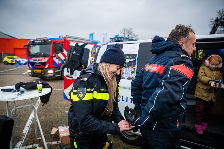 In beeld: Zwolse hulpdiensten halen ruim 8000 euro op voor Serious Request - Foto: Hugo Janssen