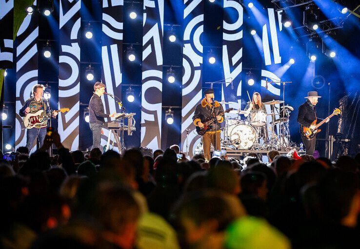 In beeld: Franz Ferdinand zet Zwolle in vuur en vlam, bijna 4 miljoen euro op teller Serious Request