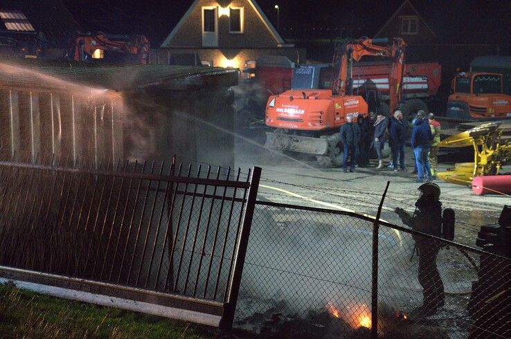 Door vliegvuur vatte een schuur vlam op het erf. - Foto: Bob Koning