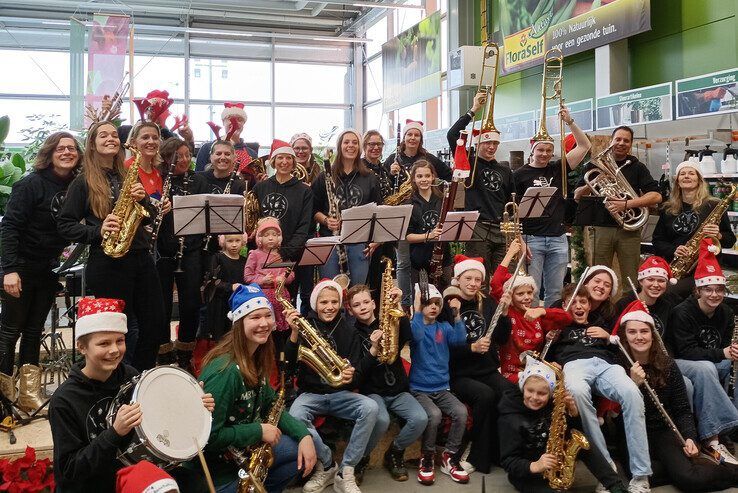 Het harmonieorkest speelde vorig jaar ook voor winkelend publiek. - Foto: De Bazuin