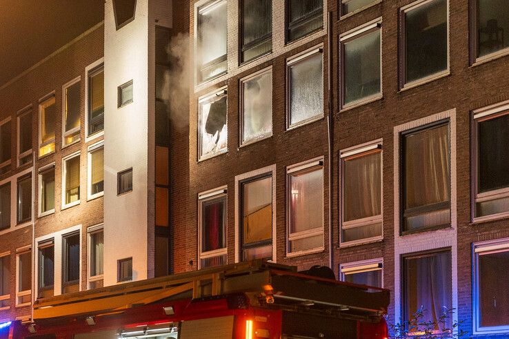 In de flatwoning woedde een felle uitslaande brand. - Foto: Peter Denekamp