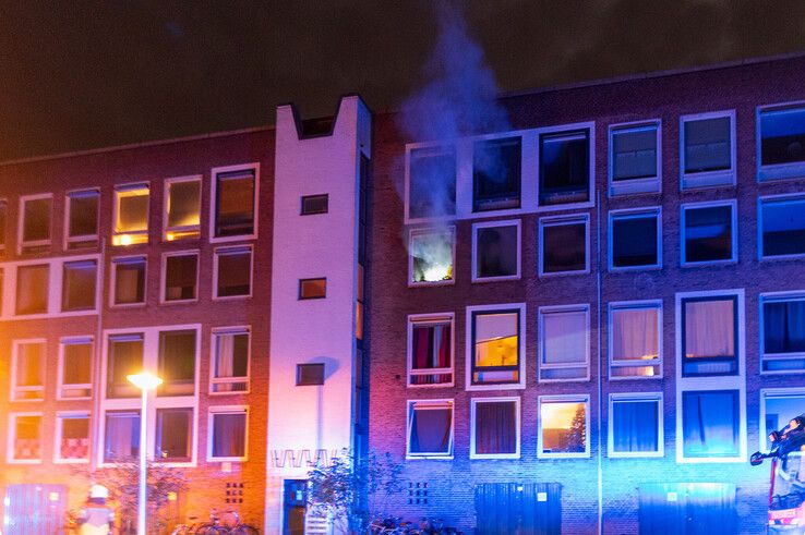 Uitslaande brand in flat in Dieze-Oost mogelijk veroorzaakt door fietsaccu, 3 mensen naar ziekenhuis - Foto: Peter Denekamp