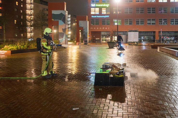 Brandweer rukt uit na ‘vuurwerkshowtje’ in Hanzeland - Foto: Peter Denekamp