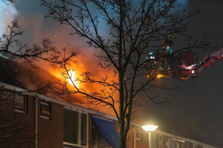 In beeld: Grote uitslaande brand legt woning in de as in Holtenbroek - Foto: Peter Denekamp