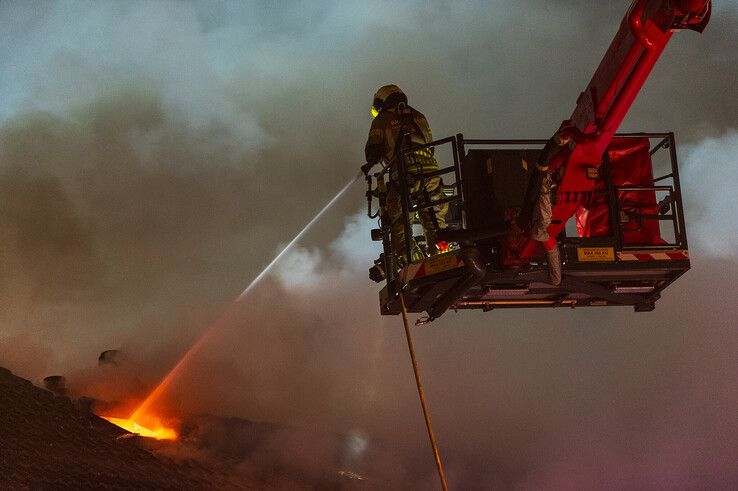 In beeld: Grote uitslaande brand legt woning in de as in Holtenbroek - Foto: Peter Denekamp