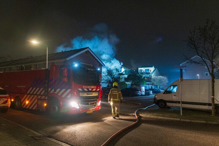 In beeld: Grote uitslaande brand legt woning in de as in Holtenbroek - Foto: Peter Denekamp