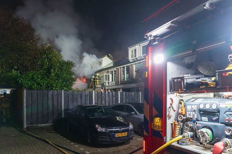 In beeld: Grote uitslaande brand legt woning in de as in Holtenbroek - Foto: Peter Denekamp