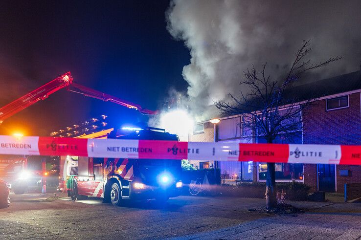 In beeld: Grote uitslaande brand legt woning in de as in Holtenbroek - Foto: Peter Denekamp