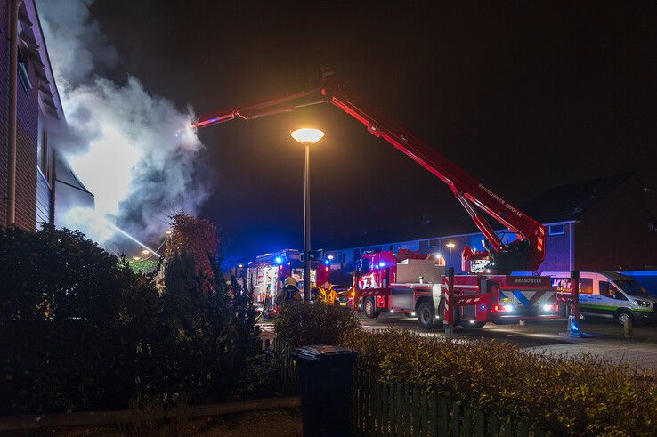 In beeld: Grote uitslaande brand legt woning in de as in Holtenbroek - Foto: Peter Denekamp