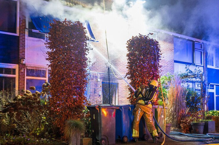 In beeld: Grote uitslaande brand legt woning in de as in Holtenbroek - Foto: Peter Denekamp