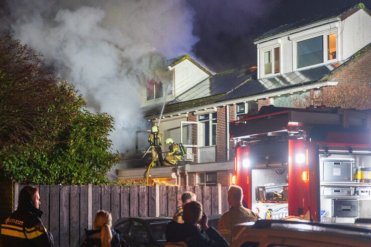 In beeld: Grote uitslaande brand legt woning in de as in Holtenbroek - Foto: Peter Denekamp