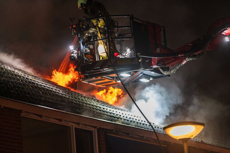 In beeld: Grote uitslaande brand legt woning in de as in Holtenbroek - Foto: Peter Denekamp