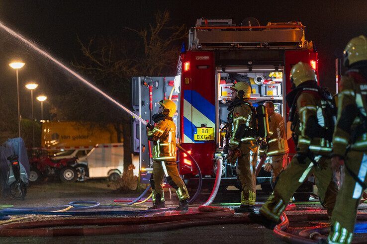 In beeld: Grote uitslaande brand legt woning in de as in Holtenbroek - Foto: Peter Denekamp