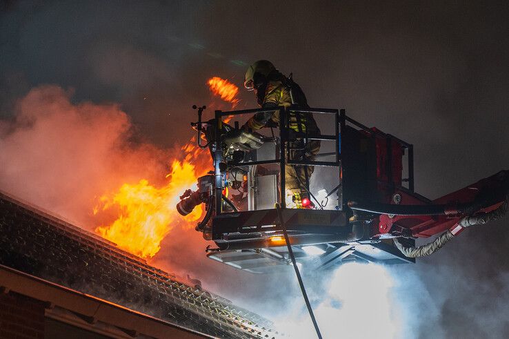 In beeld: Grote uitslaande brand legt woning in de as in Holtenbroek - Foto: Peter Denekamp