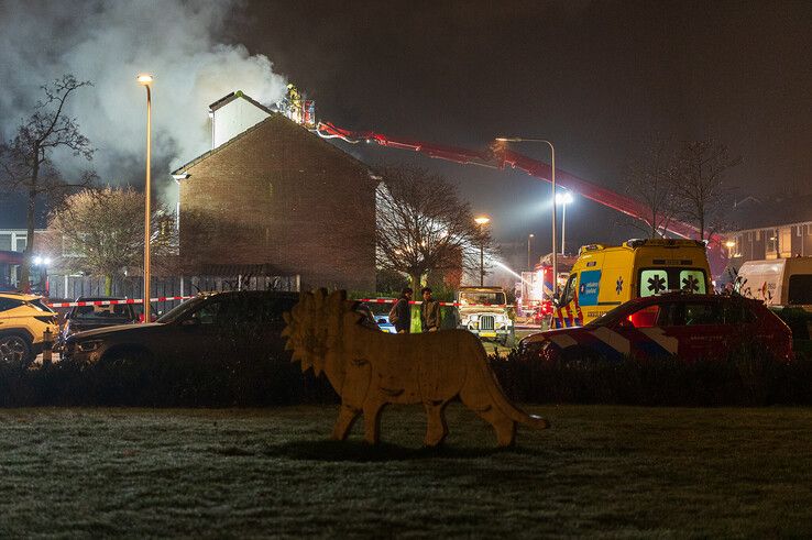 In beeld: Grote uitslaande brand legt woning in de as in Holtenbroek - Foto: Peter Denekamp