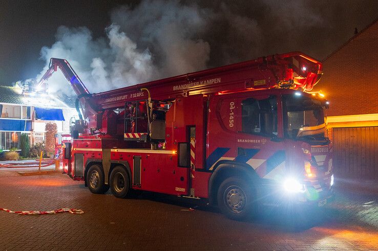 In beeld: Grote uitslaande brand legt woning in de as in Holtenbroek - Foto: Peter Denekamp