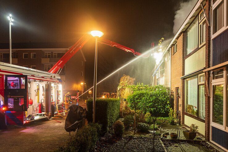 In beeld: Grote uitslaande brand legt woning in de as in Holtenbroek - Foto: Peter Denekamp