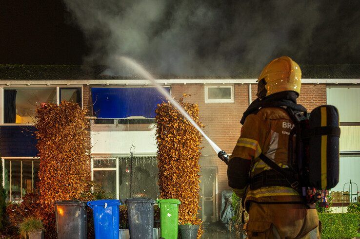 In beeld: Grote uitslaande brand legt woning in de as in Holtenbroek - Foto: Peter Denekamp