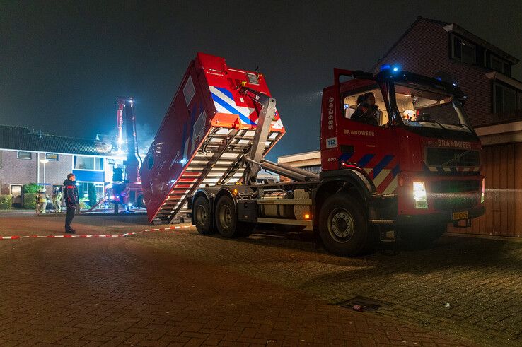 In beeld: Grote uitslaande brand legt woning in de as in Holtenbroek - Foto: Peter Denekamp