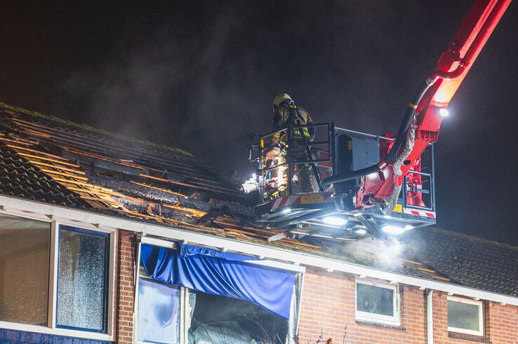 In beeld: Grote uitslaande brand legt woning in de as in Holtenbroek - Foto: Peter Denekamp