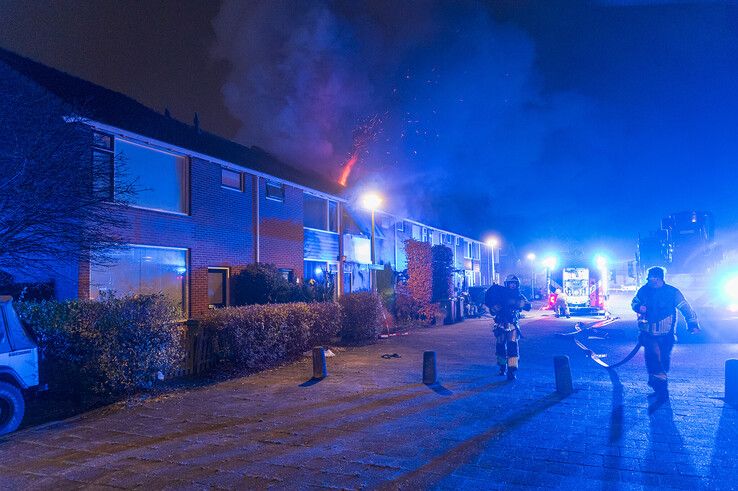 In beeld: Grote uitslaande brand legt woning in de as in Holtenbroek - Foto: Peter Denekamp