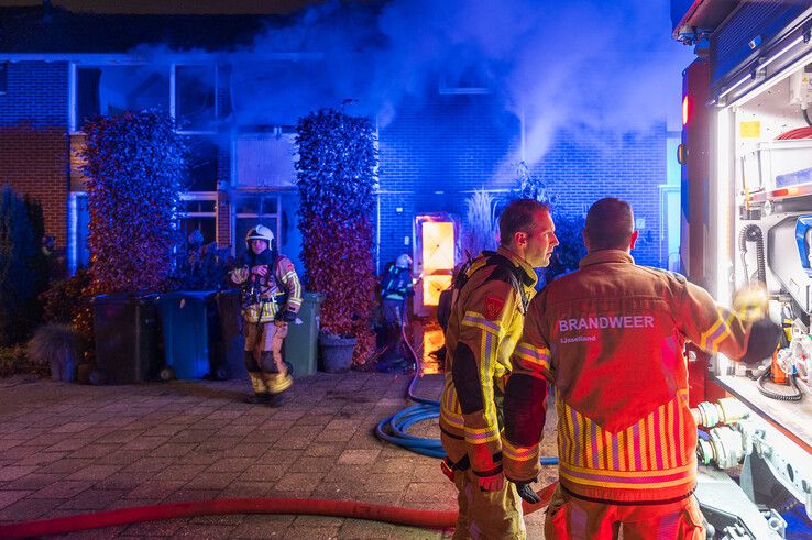 In beeld: Grote uitslaande brand legt woning in de as in Holtenbroek - Foto: Peter Denekamp