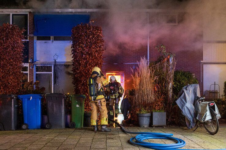 In beeld: Grote uitslaande brand legt woning in de as in Holtenbroek - Foto: Peter Denekamp