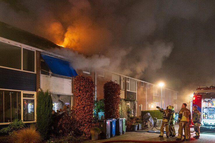 In beeld: Grote uitslaande brand legt woning in de as in Holtenbroek - Foto: Peter Denekamp