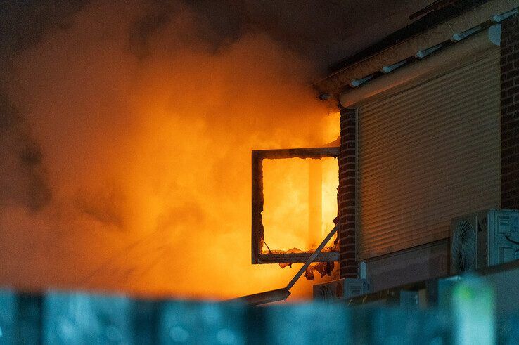 In beeld: Grote uitslaande brand legt woning in de as in Holtenbroek - Foto: Peter Denekamp