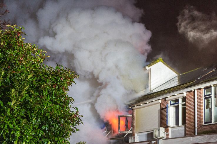 In beeld: Grote uitslaande brand legt woning in de as in Holtenbroek - Foto: Peter Denekamp