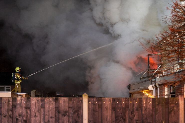 In beeld: Grote uitslaande brand legt woning in de as in Holtenbroek - Foto: Peter Denekamp