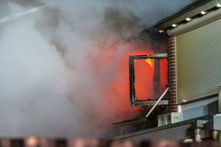 In beeld: Grote uitslaande brand legt woning in de as in Holtenbroek - Foto: Peter Denekamp