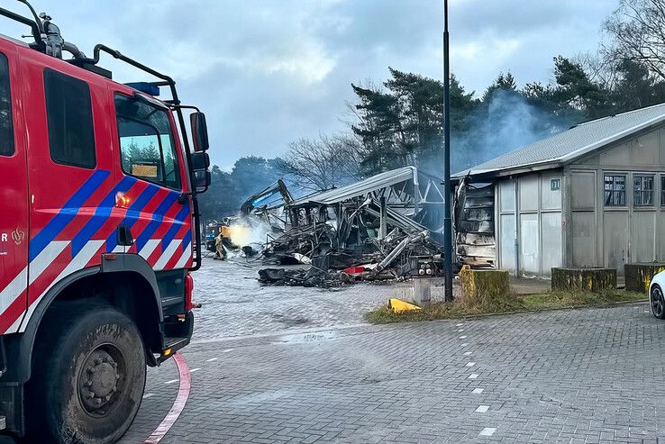 De loods brandde tot de grond toe af. - Foto: Koninklijke Marechaussee