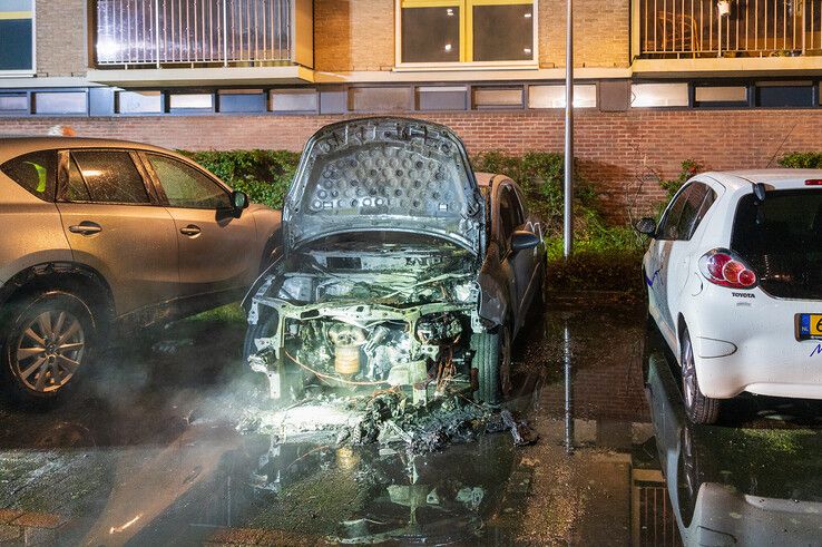 Opnieuw auto in brand gestoken op Zijpe - Foto: Peter Denekamp