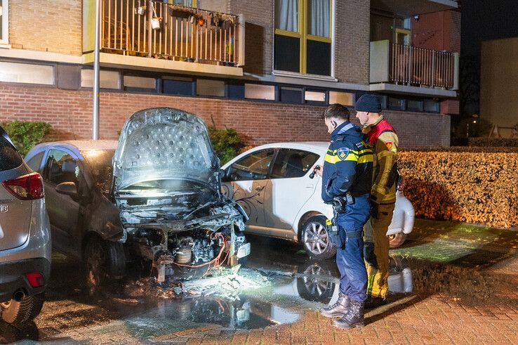 Opnieuw auto in brand gestoken op Zijpe - Foto: Peter Denekamp