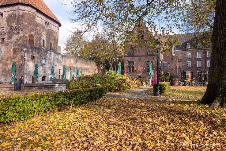 Met Kerst waarschijnlijk geen zonneschijn op het Broerenkerkplein. - Foto: Hans Smit