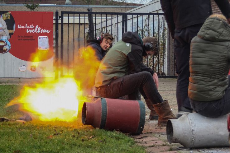 In beeld: Er wordt flink op los geknald met carbid in Zwolle en Kampen - Foto: Pascal Winter