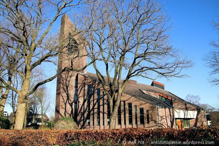 Blauwe lucht is dit weekend niet te verwachten boven kerk De Hoeksteen. - Foto: Ank Pot