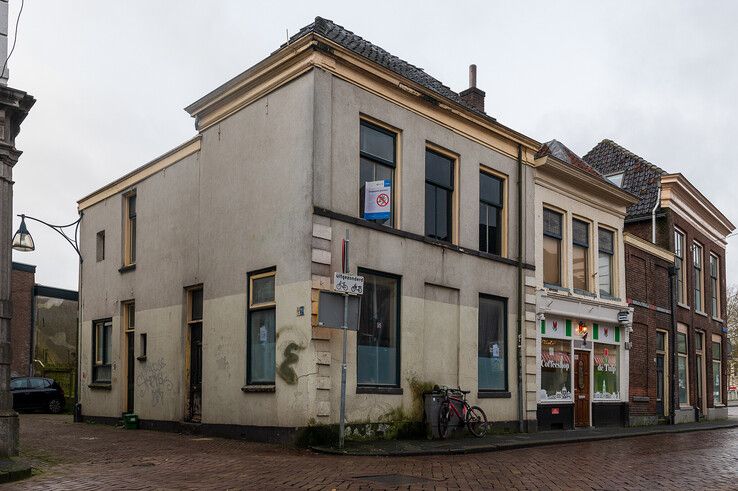 Het gesloten drugspand op de hoek van de Kalverstraat en Kamperstraat. - Foto: Peter Denekamp