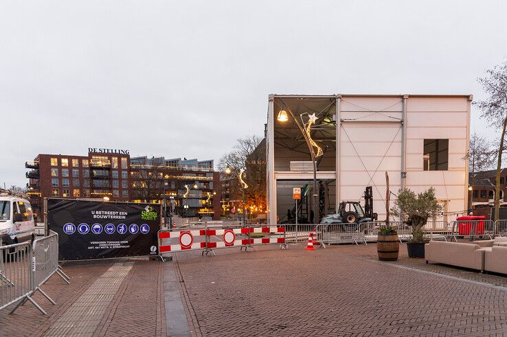 Het eerste huis staat op Rodetorenplein, Glazen Huis volgt morgen - Foto: Peter Denekamp