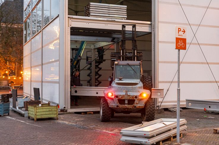 Het eerste huis staat op Rodetorenplein, Glazen Huis volgt morgen - Foto: Peter Denekamp