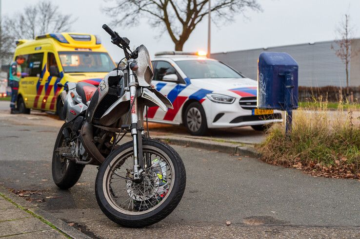 De beschadigde bromfiets op de Blaloweg. - Foto: Peter Denekamp