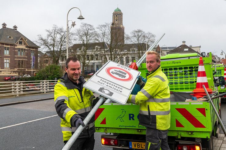 Een bord voor de zero-emissiezone wordt geplaatst. - Foto: Peter Denekamp