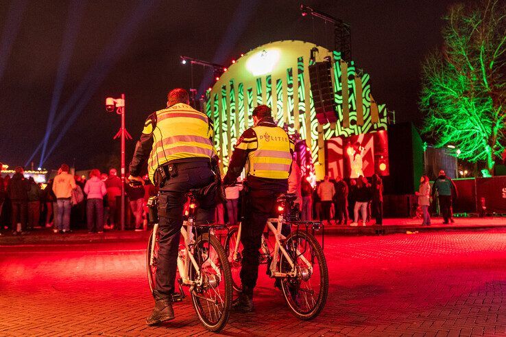 Het podium van Serious Request op het Rodetorenplein. - Foto: Peter Denekamp