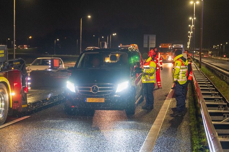 De bestuurder negeerde alle wegafzettingen op de A28 bij Hattemerbroek. - Foto: Peter Denekamp