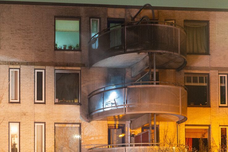 Forse schade bij flatbrand in Zwolle-Zuid - Foto: Peter Denekamp