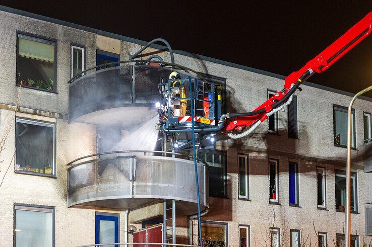 Forse schade bij flatbrand in Zwolle-Zuid - Foto: Peter Denekamp