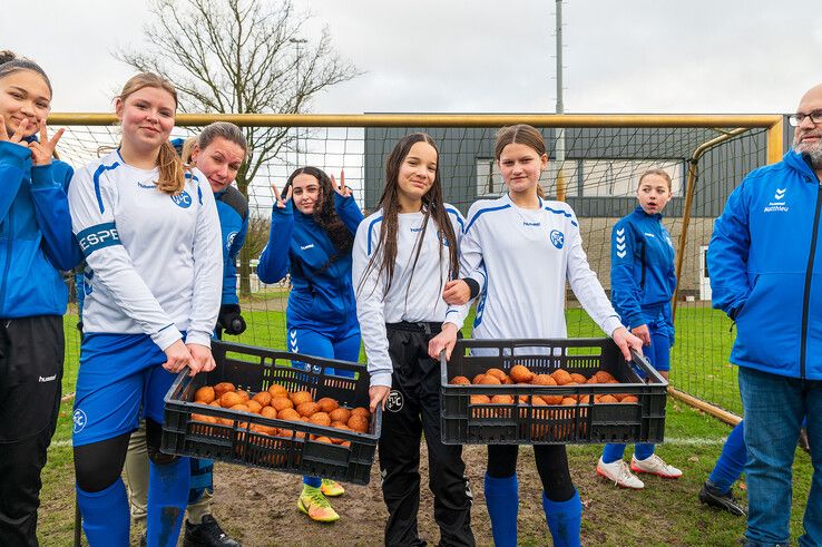 De meiden beginnen met de verkoop bij vv Berkum. - Foto: Peter Denekamp